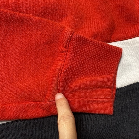 Nike Big Swoosh Modern Black Red Crewneck Sweatshirt Size Medium - Picture 8 of 9